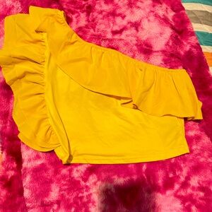 It’s a yellow Ruffle one shoulder crop top from SHEIN never worn . Size L